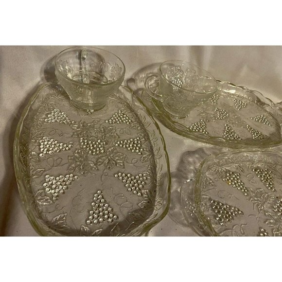 Vintage 8 Piece Snack Set by Anchor Hocking 4 trays 4 Cups Raised Grapes Design - Picture 8 of 8